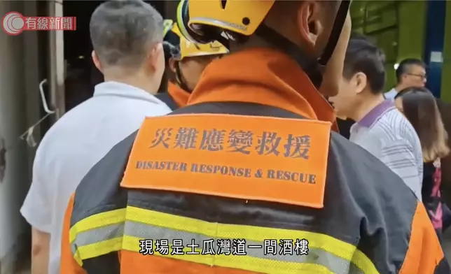 酒樓女工被被攪拌機夾手，連消防出動災難應變救援隊到場處理。(有線新聞影片截圖)
