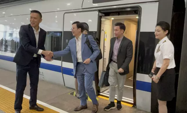 運輸及物流局副局長廖振新(左二)和局長政治助理陳閱川(右二)，以及車上的乘客們都相繼落車。