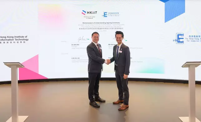 HKACE主席朱嘉添校長(右) 與香港資訊科技學院院長許仁強(左)共同簽署合作備忘錄。