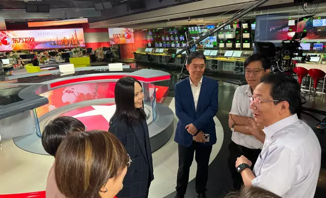 上海廣播電視台副台長袁雷（右一）向副廣播處長衛懿欣（左三）及中國廣播電視香港記者站站長王喜凱（右三）介紹最新廣播設施。