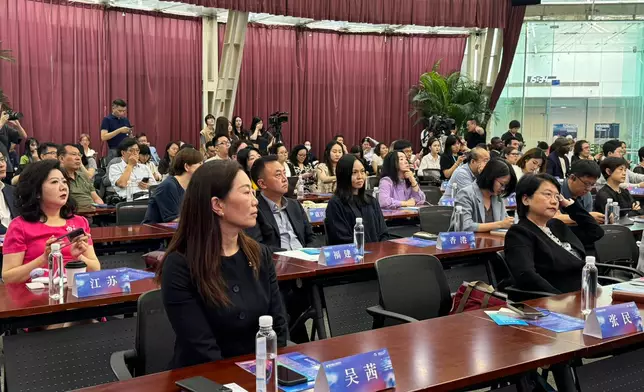 副廣播處長衛懿欣（第二排左三）與內地傳媒專家交流。