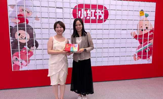 副廣播處長衛懿欣（右）參觀《小紅書》總部，與《小紅書》執行總編輯劉曼合照。