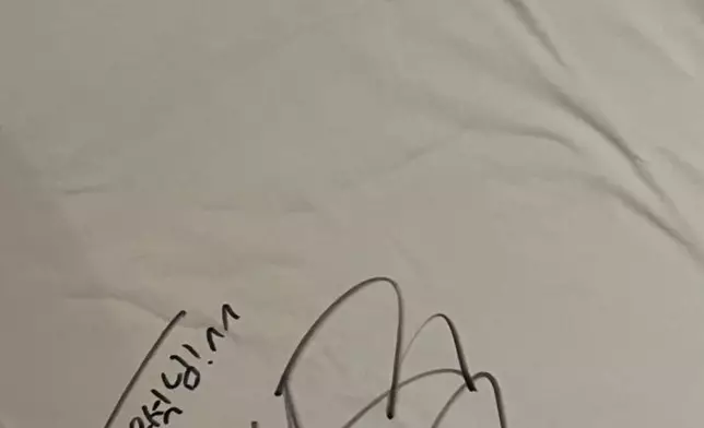 邊佑錫大曬自己的簽名T恤（邊佑錫IG截圖）