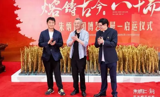 朱也天和爺爺（右一）。網上圖片