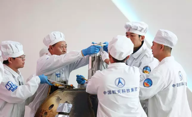 6月26日下午，科研人員對嫦娥六號返回器進行開艙，檢驗關鍵技術指標完成情況。(新華社)