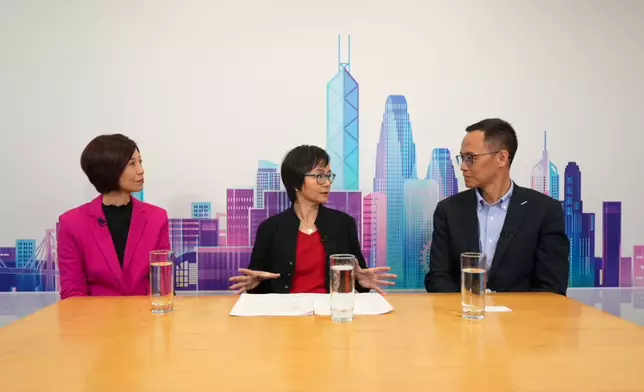 助理廣播處長（電視及機構業務）陳俊樂（中），接受巴士的報社長盧永雄（右）以及總編輯李彤（左）訪問（巴士的報記者攝）