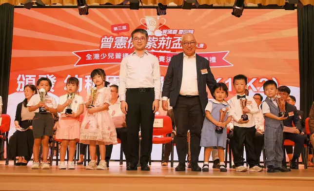 教育局副局長施俊輝（前左）頒獎。