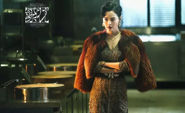 辛芷蕾飾演的李李冷艷得不可方物，透着一股神秘氣息。