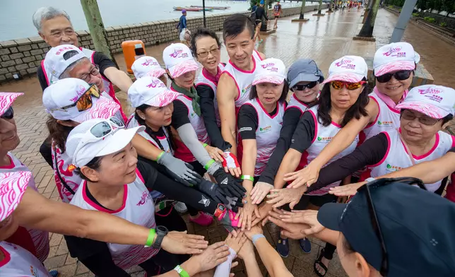 香港國際龍舟邀請賽即將開鑼 ，乳癌康復者組隊參賽，以龍舟拼勁克服痛楚藉划槳齊心勇敢前行。旅發局圖片