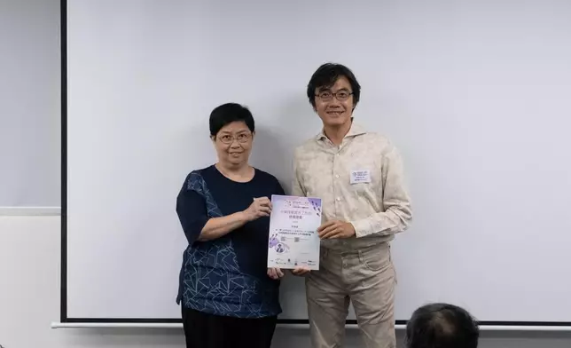 擔任｢無癇共融大使｣的歐陽偉豪先生(Ben Sir)為完成工作坊的學員頒發證書，以示鼓勵。