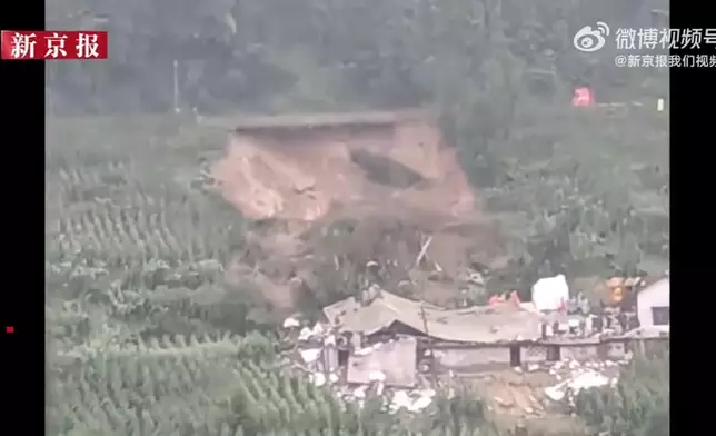 雲南威信縣7月1日發生山泥傾瀉，導致一處民房倒塌，造成3人遇難、兩人受傷。(微博圖片)
