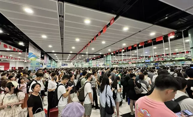 福田口岸晩上9時許過關情況。(FB圖片)。