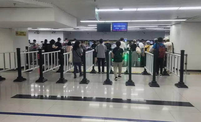 羅湖口岸晩上10時左右過關情況。(FB圖片)