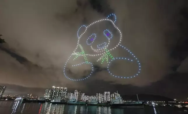 荃灣區晚上有無人機表演，慶祝香港回歸27周年。(陳恒鑌FB圖片)
