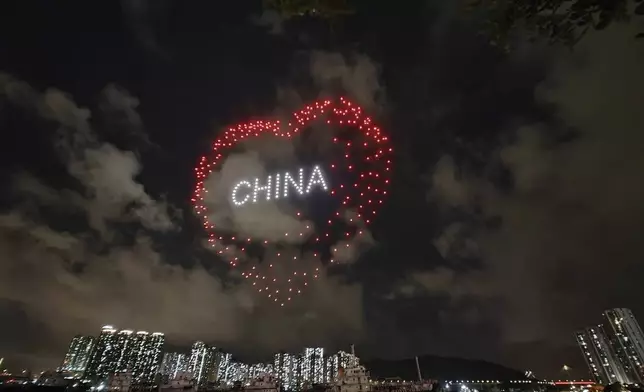 荃灣區晚上有無人機表演，慶祝香港回歸27周年。(陳恒鑌FB圖片)