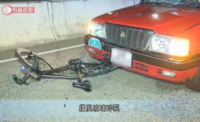 青衣南橋的士和單車相撞，17歲騎單車男子昏迷，的士司機涉嫌危險駕駛引致他人受嚴重傷害被捕。(有線新聞影片截圖)