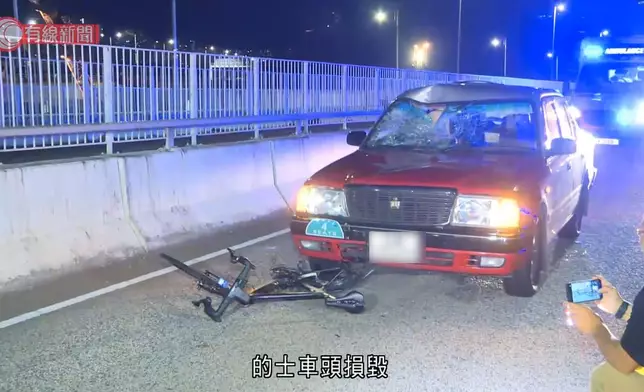 青衣南橋的士和單車相撞，17歲騎單車男子昏迷，的士司機涉嫌危險駕駛引致他人受嚴重傷害被捕。(有線新聞影片截圖)