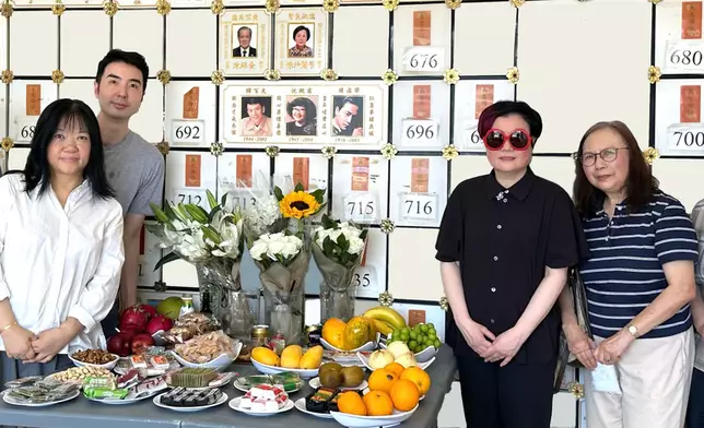 同行還有兒子陳家豪及肥姐的生前好友。