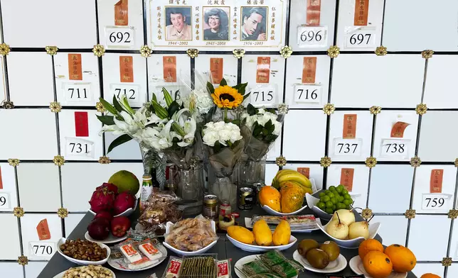 陳太帶備了鮮花和肥姐喜愛的食品。