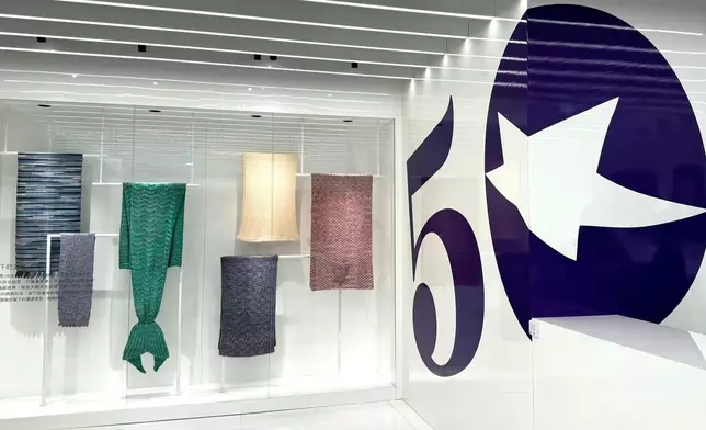 在澳門舉行的《陳淑芬．星星相識50年．紀念展》中特設一個小專區，擺放了肥姐生前為好友編織的披肩。