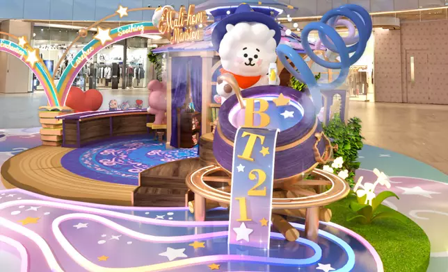 《BT21療癒魔法師的神秘藥鍋》- 帶有奇異花香的神秘煙霧從巨型藥鍋中冒出，魔法師RJ的魔法配方調製的魔法療癒特飲即將完成！