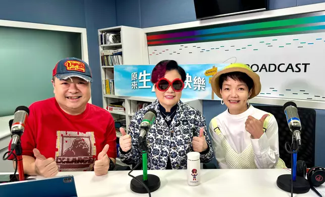 陳太不惜工本在澳門倫敦人綜藝館舉行《陳淑芬．星星相識50年．紀念展》反應相當熱烈，徇眾要求下紀念展宣布延期再延期，由6月30日延至7月28日。