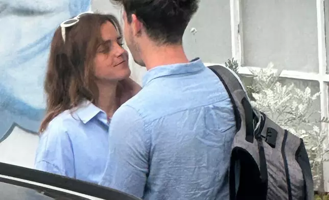 妙麗與新歡在牛津附近拍拖。