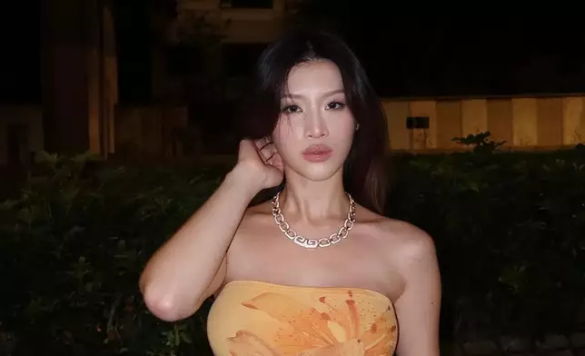 巨胸撐到花都變晒形！