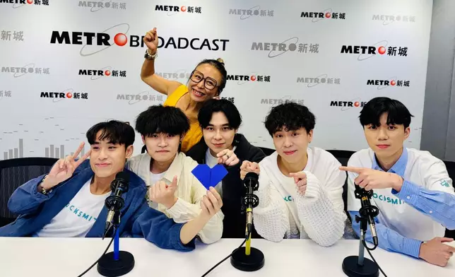 Locksmiths宣傳新歌《我們都是這樣沒有長大的》。