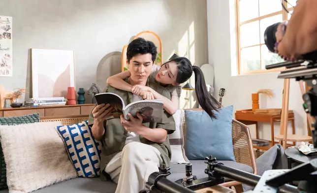 廣告中飾演女主角的Alice為了哄家樂，從後緊抱並表示晚餐由她負責，畫面非常甜蜜溫馨。