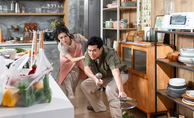 於廣告中，Alice在廚房「倒瀉籮蟹」，家樂即盡顯老公本色大叫「等我嚟！」手執煲蓋上演英雄擋蟹，像是如臨大敵一樣，場面非常搞笑。