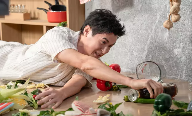 一向工作力求完美的陳家樂「瞓」身演出，為廣告商35周年拍攝全新電視廣告。