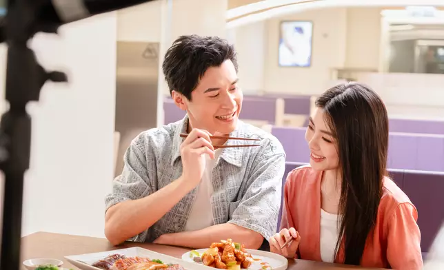 家樂與Alice在廣告中享受家「嚐」菜，大晒幸福感，羨煞旁人。