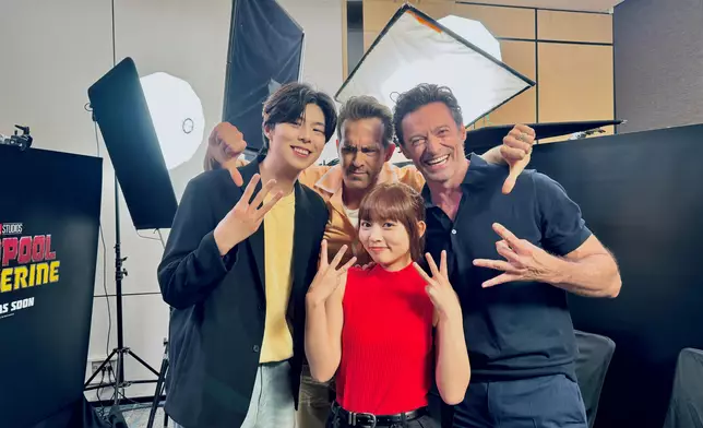 小薯茄史上首次與兩大荷里活男神賴恩雷諾士（Ryan Reynolds）與曉治積曼（Hugh Jackman）大玩雪櫃冷笑話。