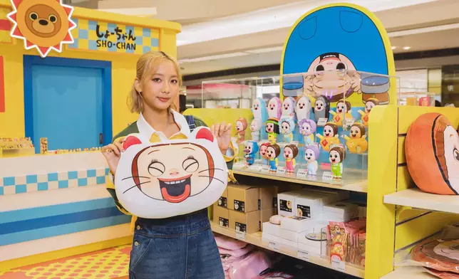 又笑言想將所有周邊產品通通買回家中珍藏。