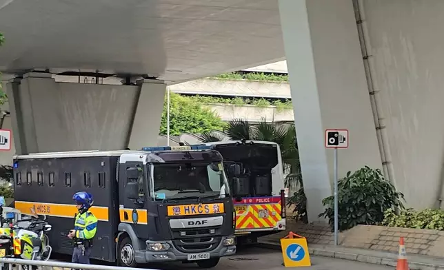 囚車到庭。（巴士的報記者攝)