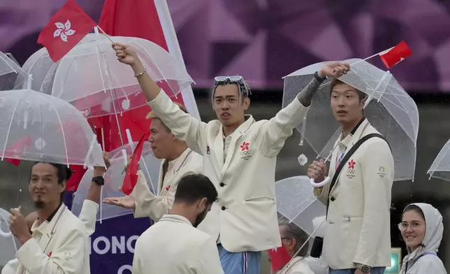 中國香港代表團冒雨向民眾揮手。AP圖片