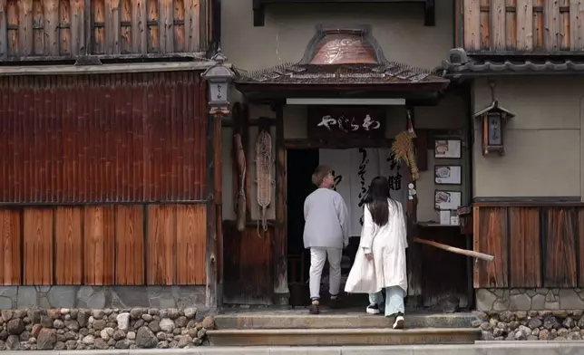 京都呢間舊式料理烹煮嘅鰻魚店，開設於昭和時期。