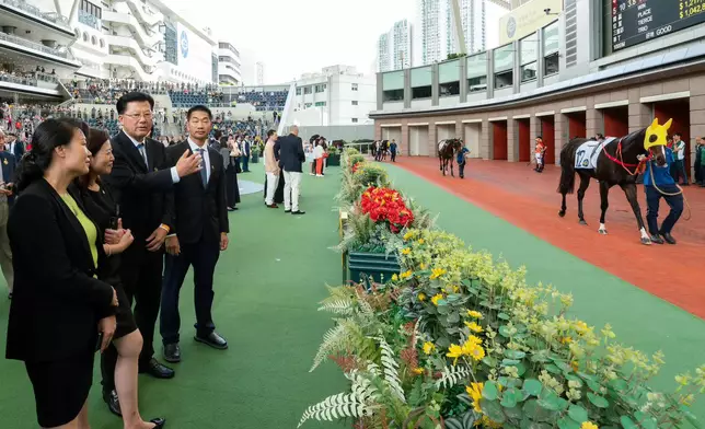 廣東省體育局代表團參觀沙田馬場。