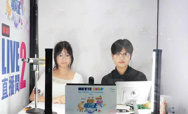 今年比賽首設普通話組，獲得「中學生組」普通話組冠軍的何雅賢（左）和馬安翹（右）皆指賽事讓她們更了解電商行業和提升其興趣。