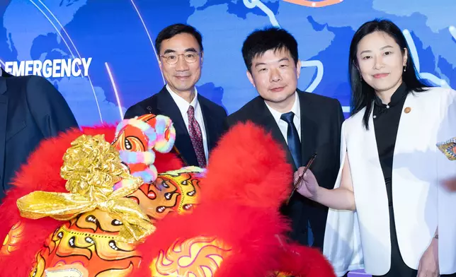 馬會主席利子厚（左）為醒獅點睛。