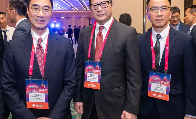 保安局局長鄧炳強（中）、保安局常任秘書長李百全（右）及香港賽馬會主席利子厚（左）合照。