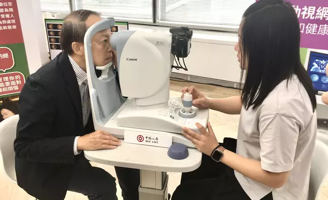 「全自動視網膜圖像分析（ARIA）」拍攝「眼底相」，以了解長者腦健康。