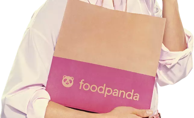 木村一手拿著foodpanda紙袋， 一手拿著麥當勞McGriddles楓糖班戟漢堡，加上招牌電眼加笑容，型到犯規！