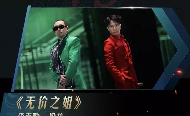 克勤與梁龍唱跳《無價之姐》。