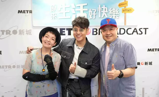 Alfred現身新城廣播接受知訊台台長程凱欣、麥卓華主持的《原來生活好快樂》訪問。