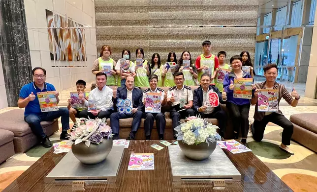 西九龍總區副指揮官 譚雅靜 總警司 ，九龍城區指揮官曽繁國總警司等到紅磡區一帶的住宅作防騙宣傳及鼓勵物管人員向內地來港學生宣傳防騙資訊