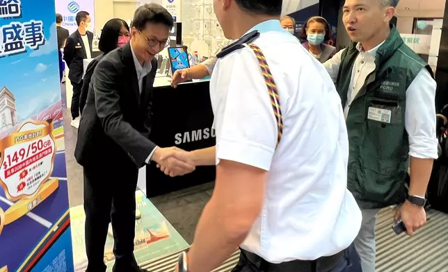 西九龍總區指揮官吳樂俊助理警務處處長到旺角一帶商店宣傳最新假冒官員騙案及鼓勵職員向其他市民傳達防罪訊息