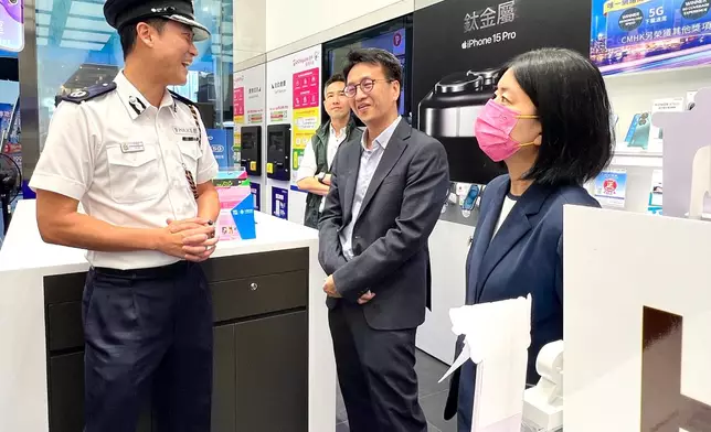 西九龍總區指揮官吳樂俊助理警務處處長到旺角一帶商店宣傳最新假冒官員騙案及鼓勵職員向其他市民傳達防罪訊息