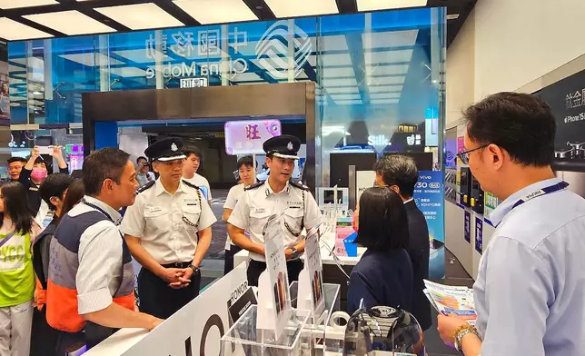 西九龍總區指揮官吳樂俊助理警務處處長到旺角一帶商店宣傳最新假冒官員騙案及鼓勵職員向其他市民傳達防罪訊息
